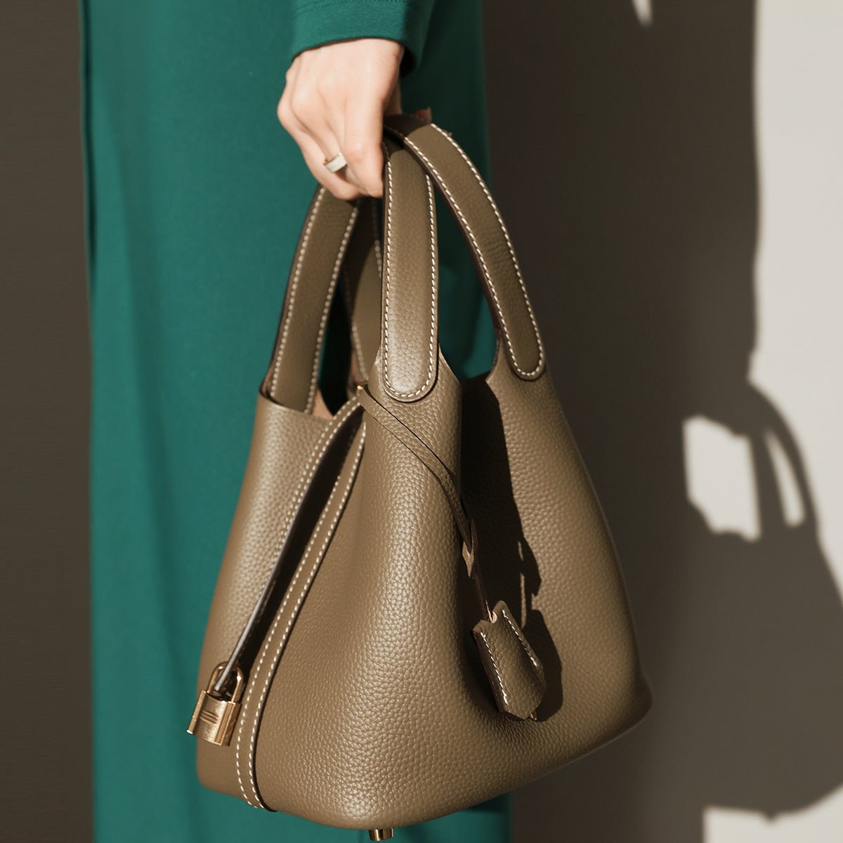 Premium Pebbled Leather Bucket Tote Bag – Minimalist Top-Handle with Gold Padlock Closure & Contrast Stitching